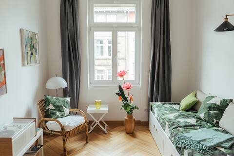 Renovated Flat in Historic Building – Trendy West