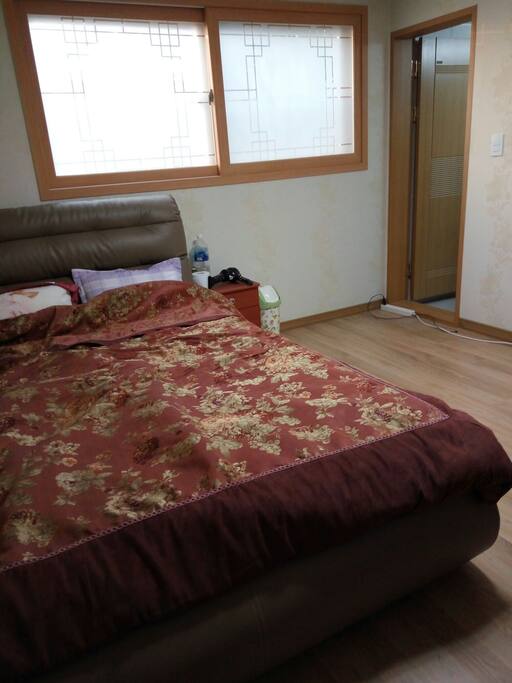 With private bathroom, Room size is 380 X 380 cm for four people's big room. Bathroom exhaust fan to repair it. No smell.