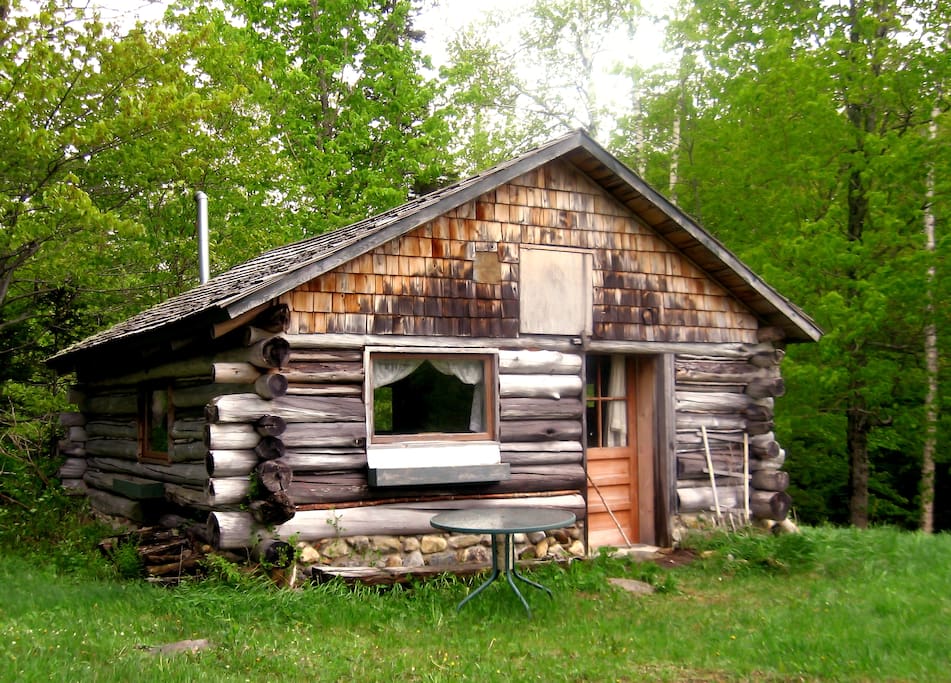 Log Cabin on Lovely Mountain Pond - Cabins for Rent in