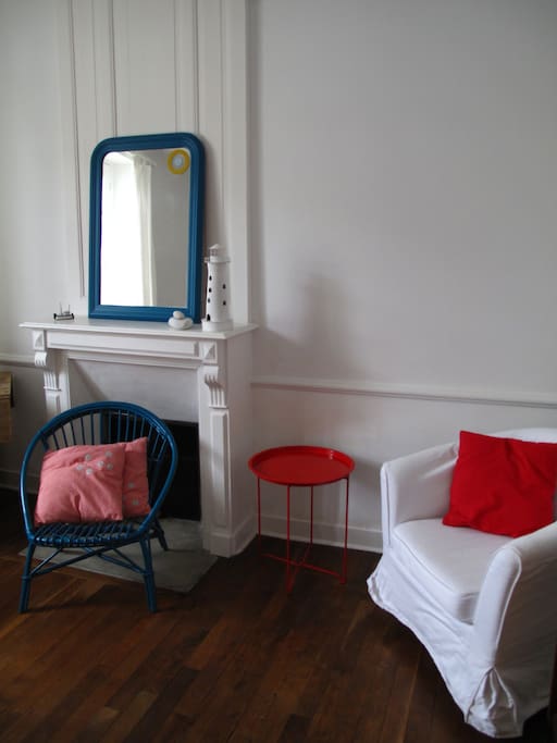 Salon avec cheminée pour soirée au coin du feu