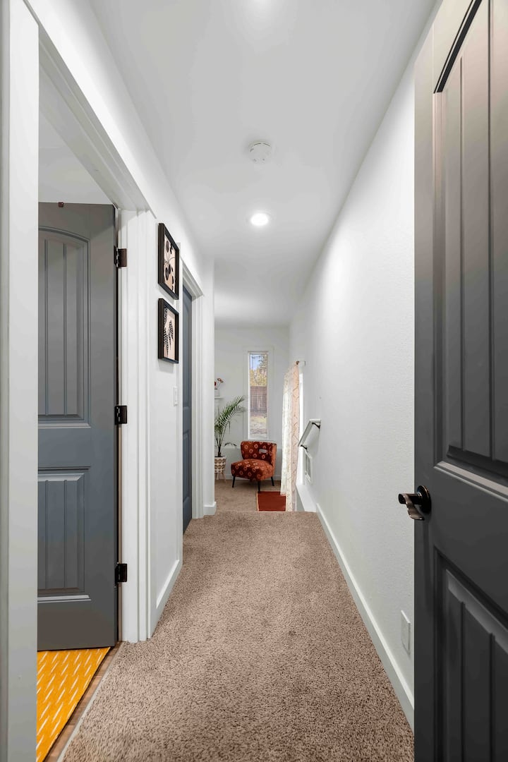 Kuingia kwa chumba cha kulala cha malkia. Mwalimu ameketi upande wa pili wa nyumba kutoka kwa vyumba vingine vitatu vya kulala vinavyotoa faragha ya ziada. 