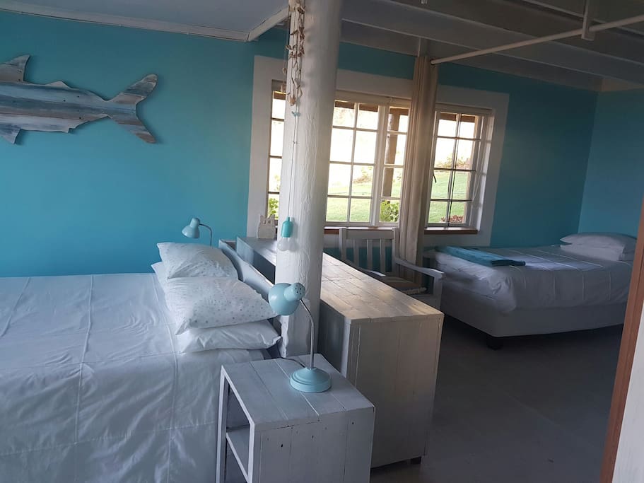 Big open room four or five bed.Dubble doors open on sea view, side window fronts bushes