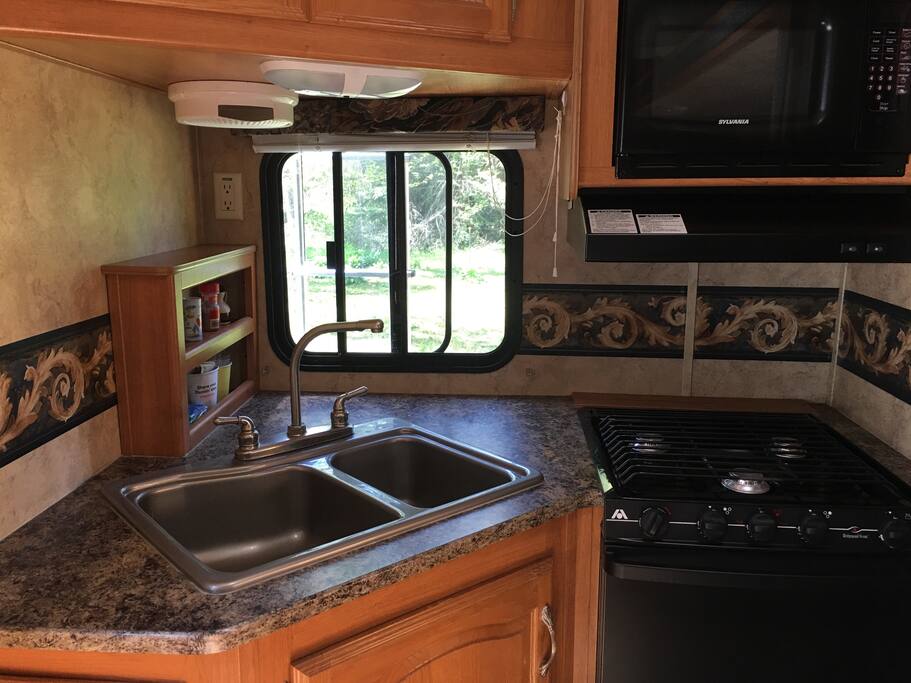 Upgraded kitchen area with deluxe appliances
