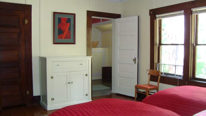 Dhoma e kuqe; ka 2 krevate dopio. Ndan një banjë me dhomën e gjumit 2 (krevat dopio "queen" dhe një krevat dopio "roll-away").