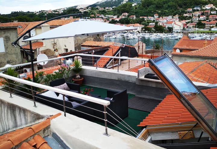 OLD TOWN HOUSE with Rooftop Terrace port&town view