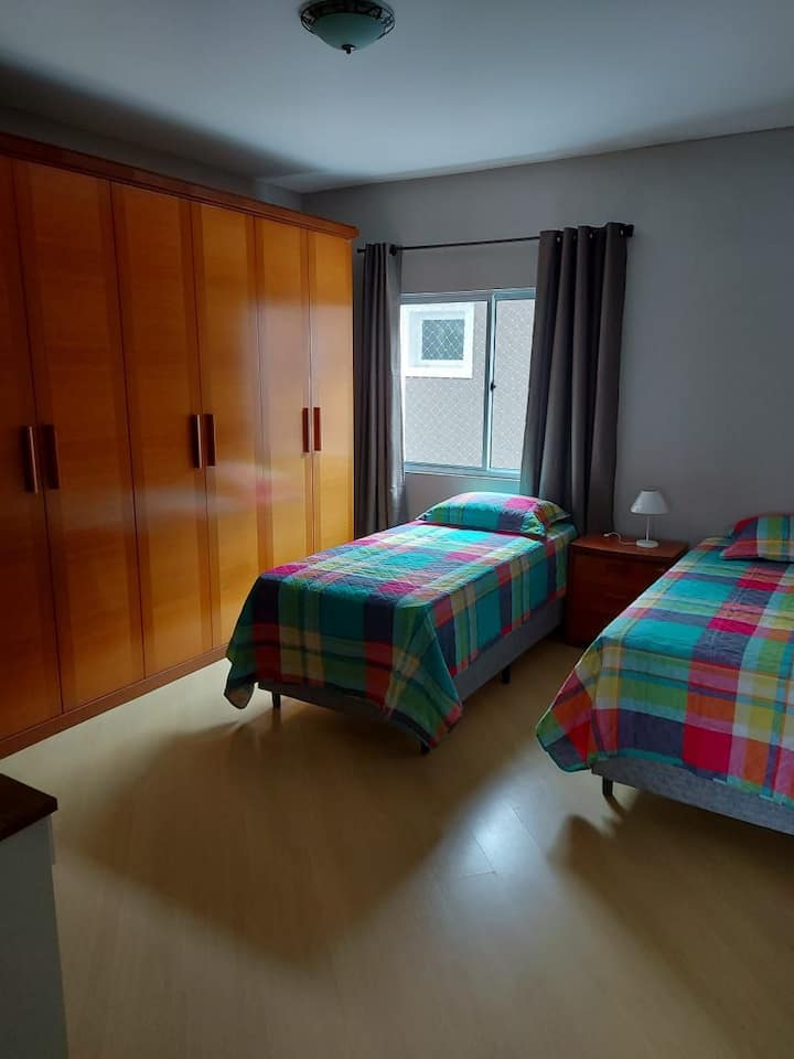 Imbuia Suite - 2 единични легла, гардероб и странична маса с телевизор и Wi - Fi.