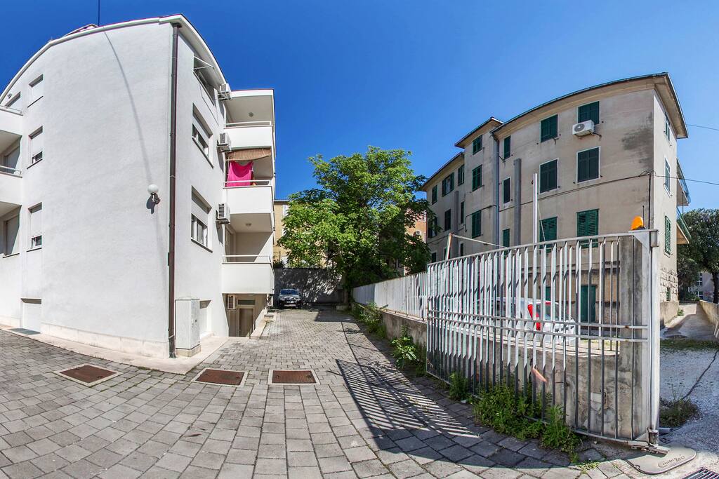 In this building there is the apartment Paulo with one parking place next to it. It is located 500 meters from the center.
