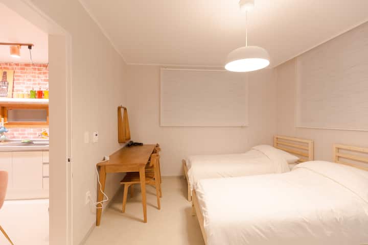 Спалня№4(2 единични легла и разтегателен диван)