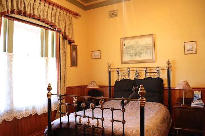Quiet, Luxurious, en-suite Victorian bedroom.