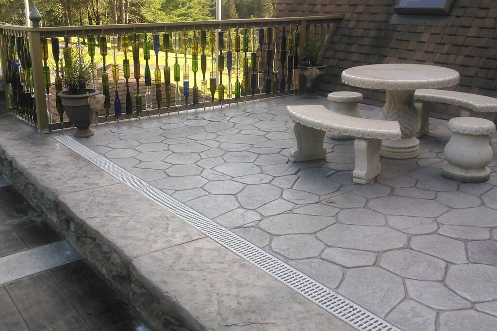 Side patio for coffee in the morning or happy hour?