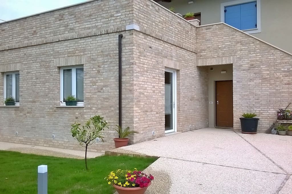 l'ingresso al b&b e scorcio sul giardino