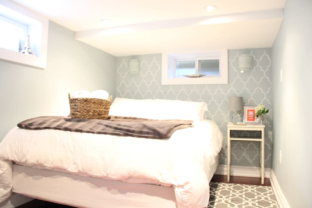 Plush queen sized bed white hotel quality crisp white sheets