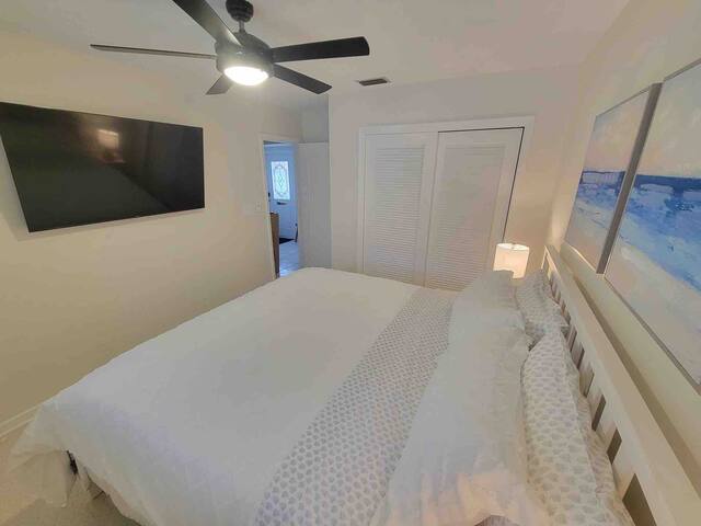 Paradise Waterfront-Jacuzzi-heated Pool-familyhome gallery image 3