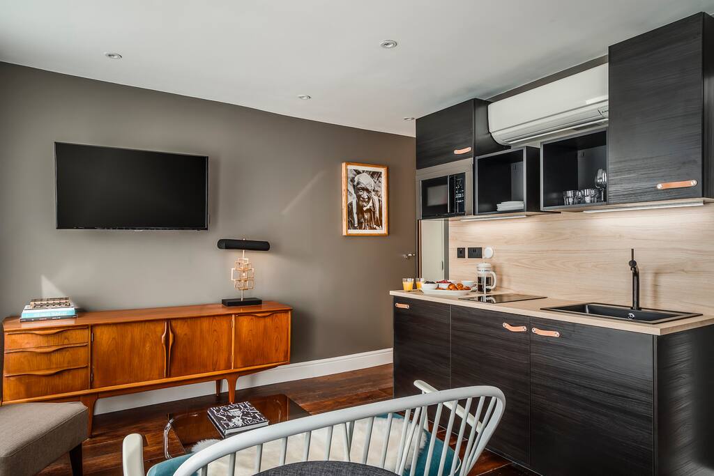 Useful kitchenette with 2-ring hob, kettle, microwave and essential kitchenware