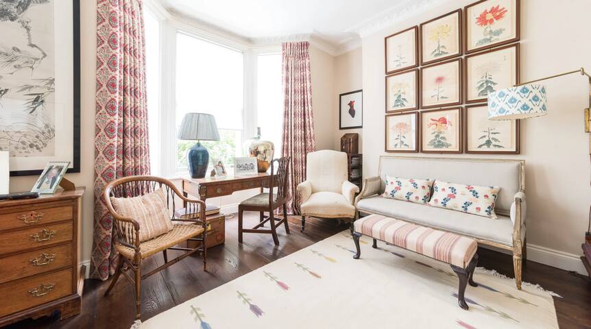 Magnificent mansion in upmarket Ravenscourt Park gallery image 3