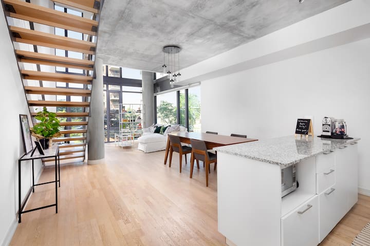 Fabulous 2-Storey Loft in King West with Parking