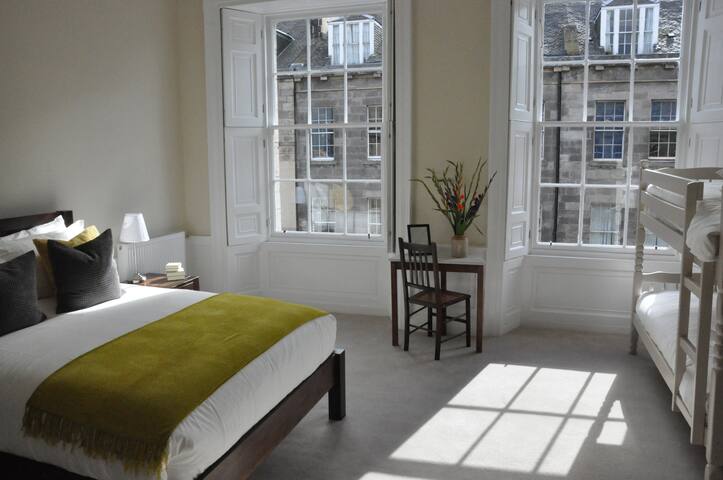 Large and bright 2nd floor city centre apartment gallery image 4