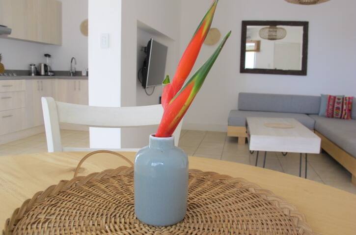 Relaxing, Tropical 2 bed Condo in Amazing Location