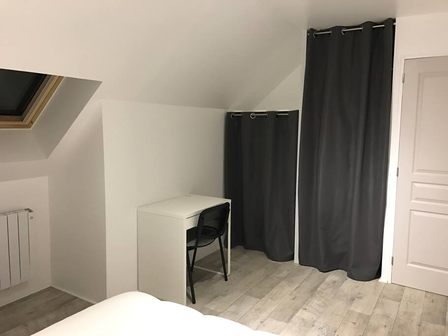 Petit bureau d'appoint avec chaise et prise électrique
