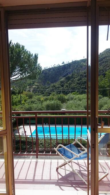 zona giorno con vista piscina e colline