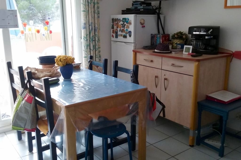 Salon avec table, meubles et électroménagers