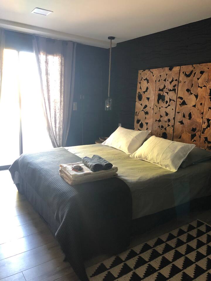 Master Suite unaoelekea bwawa na 160 kitanda, bafuni na kutembea katika kuoga, choo, dressing chumba , TV pamoja na kituo, hewa-conditioned