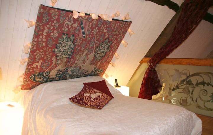 Gîtes à SiBémol, Ecrin de Verdure : Mezzanine ouverte à mi-étage, Chambre d'appoint, Air cond. réversible, lit Queen size (160x200cm) & bureau pour espace de télé-travail (Fibre wifi ±400Mbps)  Petite commode & penderie dans le couloir de la SdD
