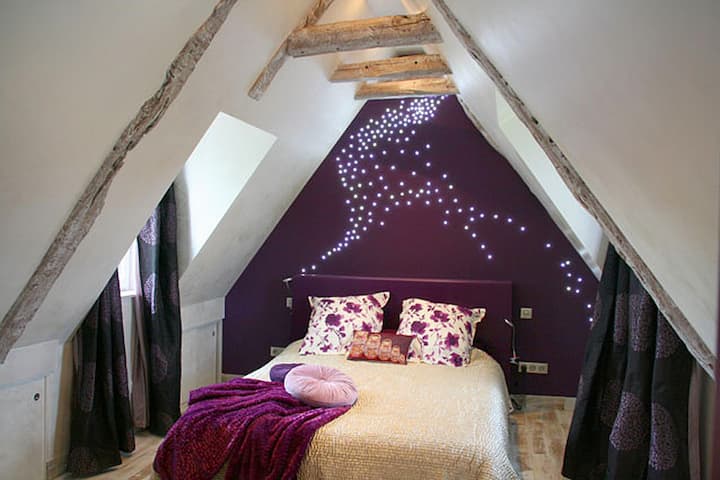 Gîtes à SiBémol, Ecrin de verdure: 
2nde chambre parentale à l'étage. 
• Lit queen size / 160cm de large
• Air conditionné réversible
• Smart Tv 
• Commode dans la chambre et penderie dans le couloir