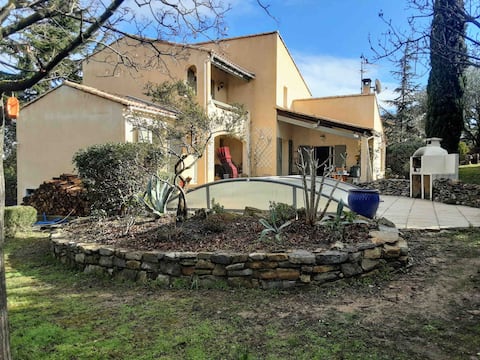 Beautiful air-conditioned house between Uzes and Nîmes.