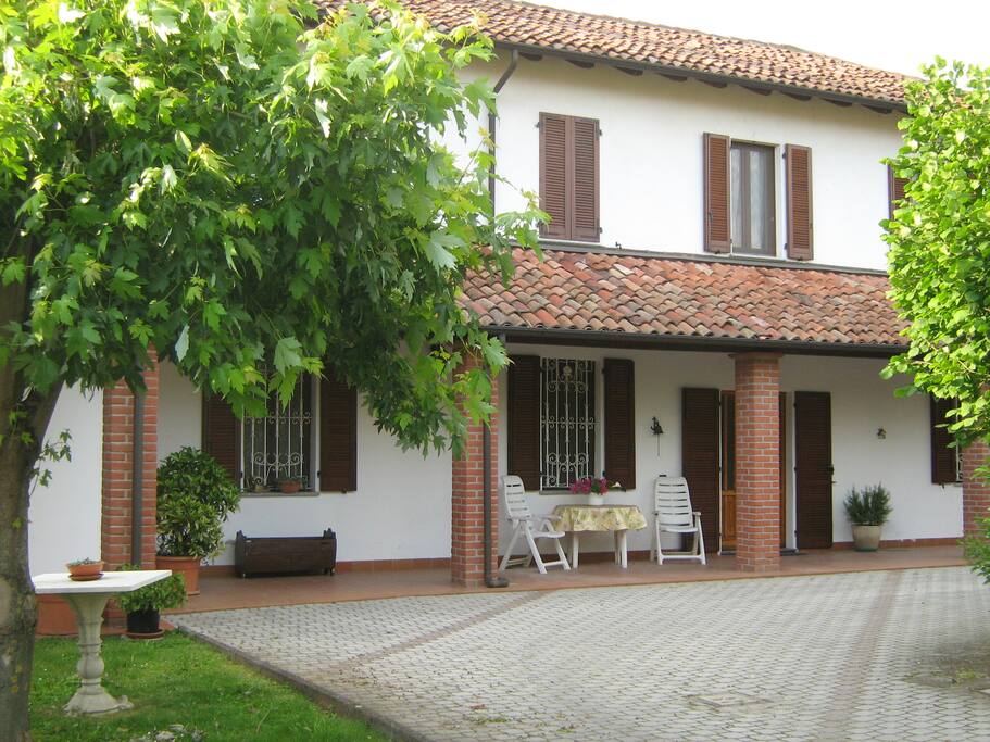 L'ingresso sul cortile privato dove è possibile parcheggiare gratuitamente