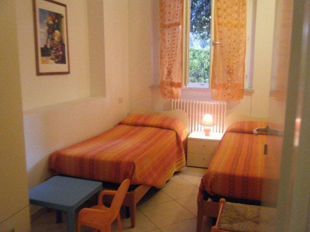 חדר שינה עם שתי מיטות יחיד 