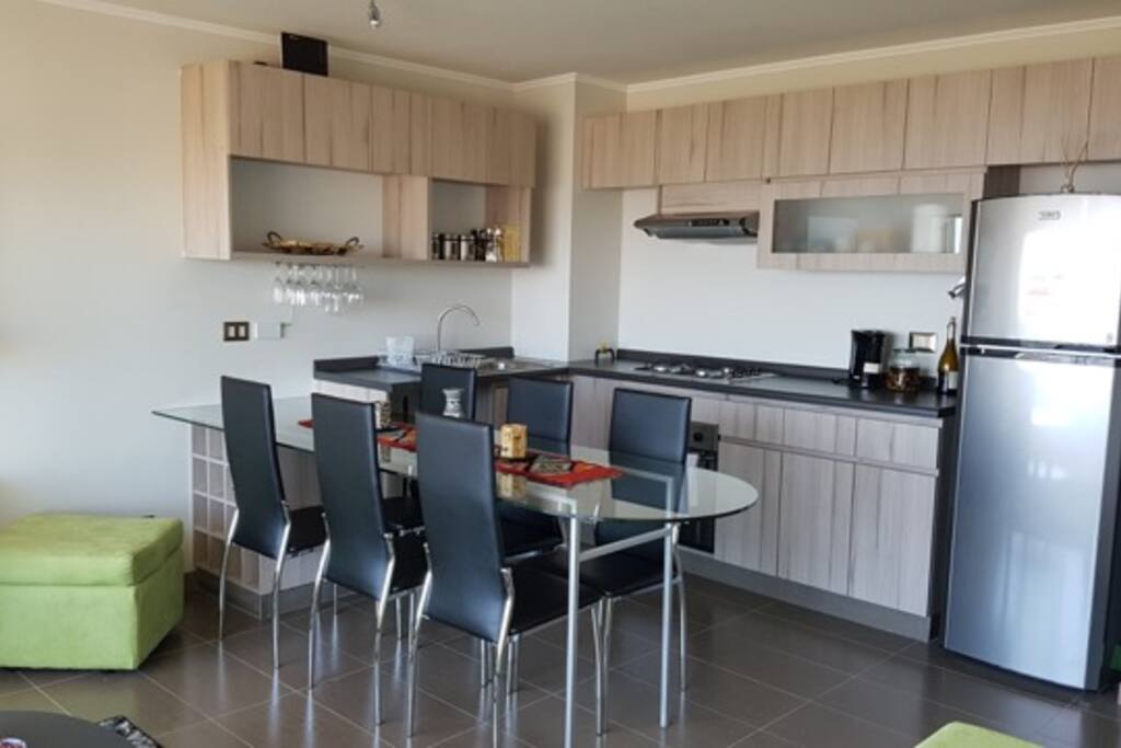 Cocina americana full equipada con comedor de diario.