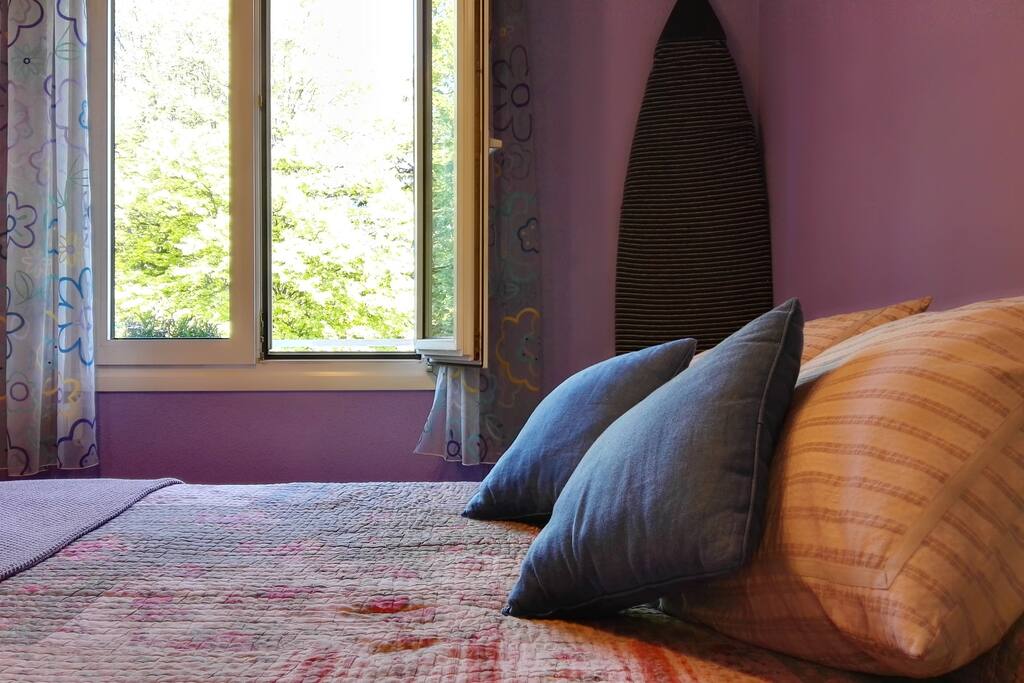 Luminosa habitación principal con cama de matrimonio