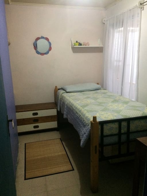 cómodo dormitorio con cama una plaza, closet, TV cable y wifi