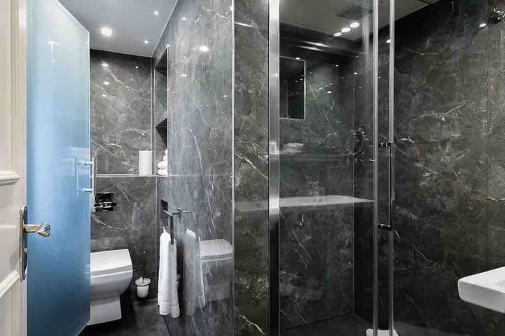 2 Bed/2 Bath Entire Flat, Patio, Sky TV, AC gallery image 5