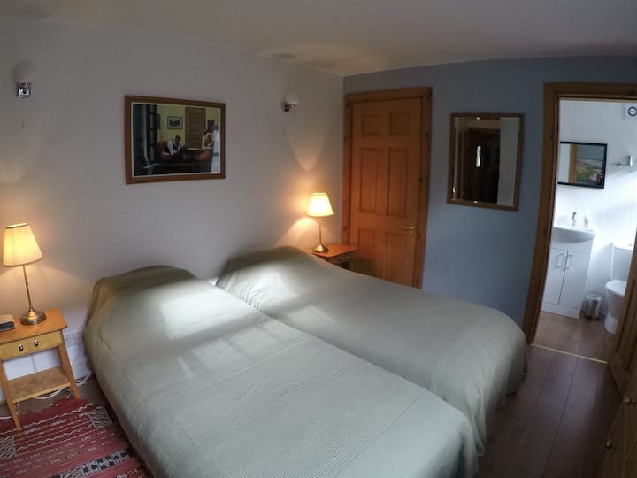 Jedna od tri spavaće sobe s 2 odvojena kreveta