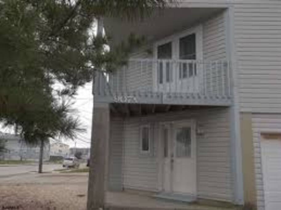 Front door w/balcony (fits two chairs)
