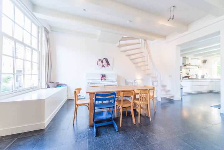 4BR town house, quiet and extremely central gallery image 3