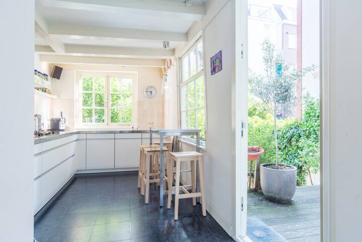 4BR town house, quiet and extremely central gallery image 5