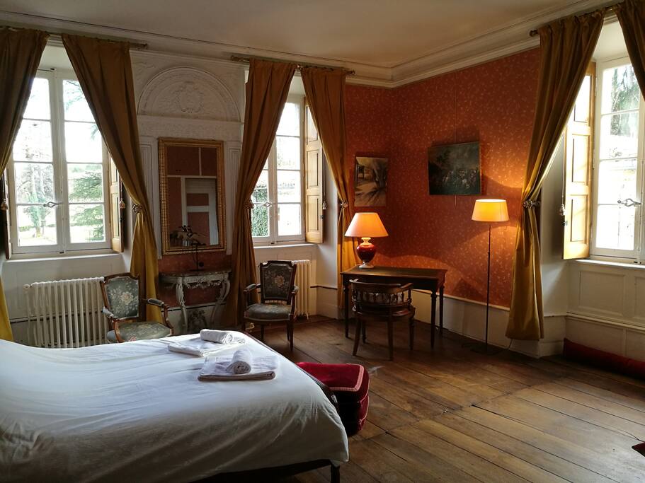 chambre avec bureau