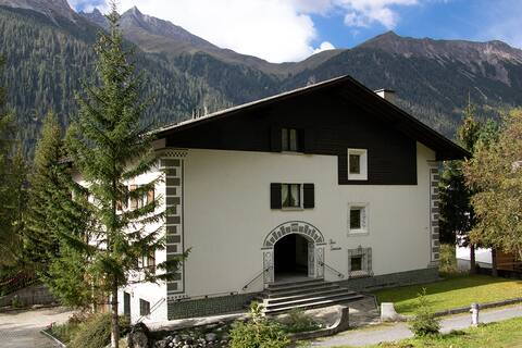 2-room apartment on the sunny slope of Bergün