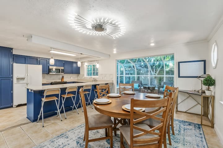 Hot tub, Sunroom, Aquarium, Spacious kitchen, Deck