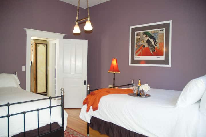 غرفة النوم الثانية...نعم ، مع سريرين كوين - غرفة كبيرة.