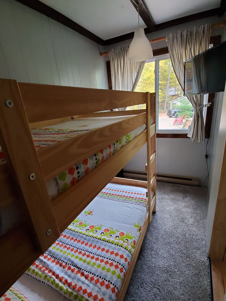 هذه غرفة النوم 3، وتتكون من سرير بطابقين بمرتبة إيكيا الفردية ، مع تلفزيون ذكي خاص بها.