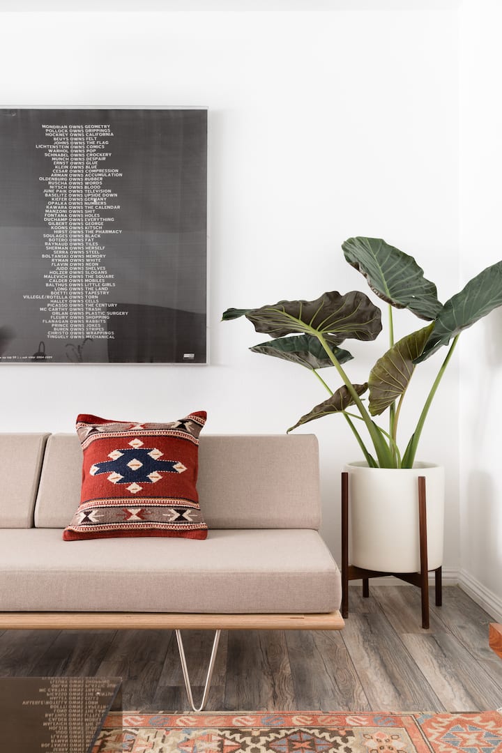 Large & Bright Designer's Apartment in Chinatown Apartments for Rent
