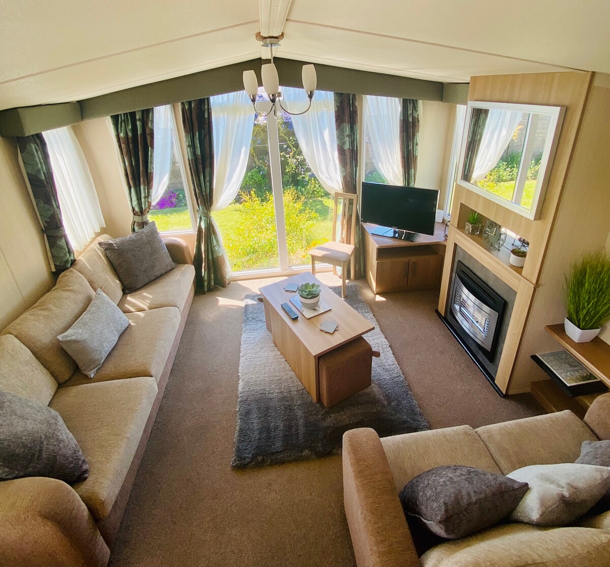 Popular Airbnb listing: Swift Bordeaux Caravan with Decking in Skegenss in Skegness