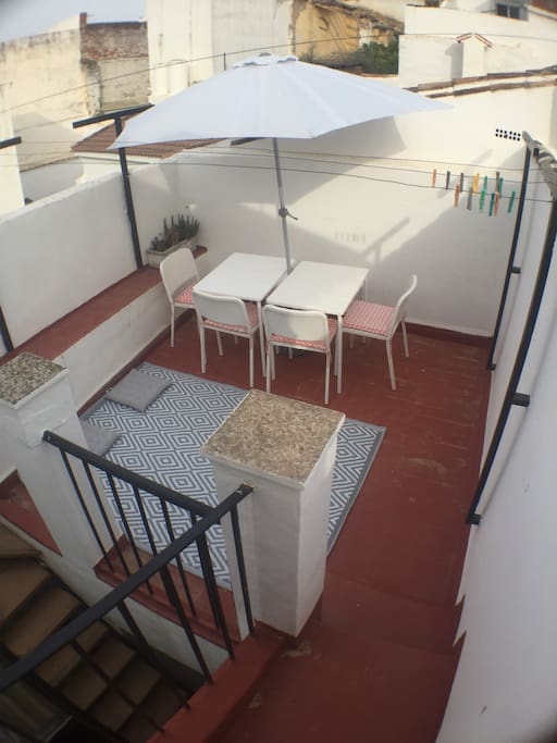 Small roof terrace for dining