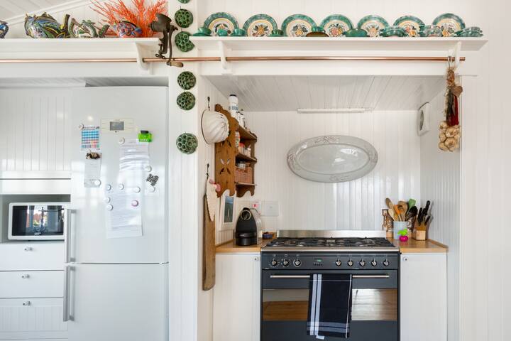 Breathe the Ocean Air at a Charming Beach Cottage gallery image 3