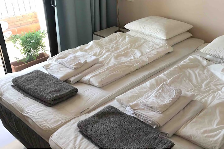 La camera padronale con bagno privato a picco sul mare e porta sulla terrazza.