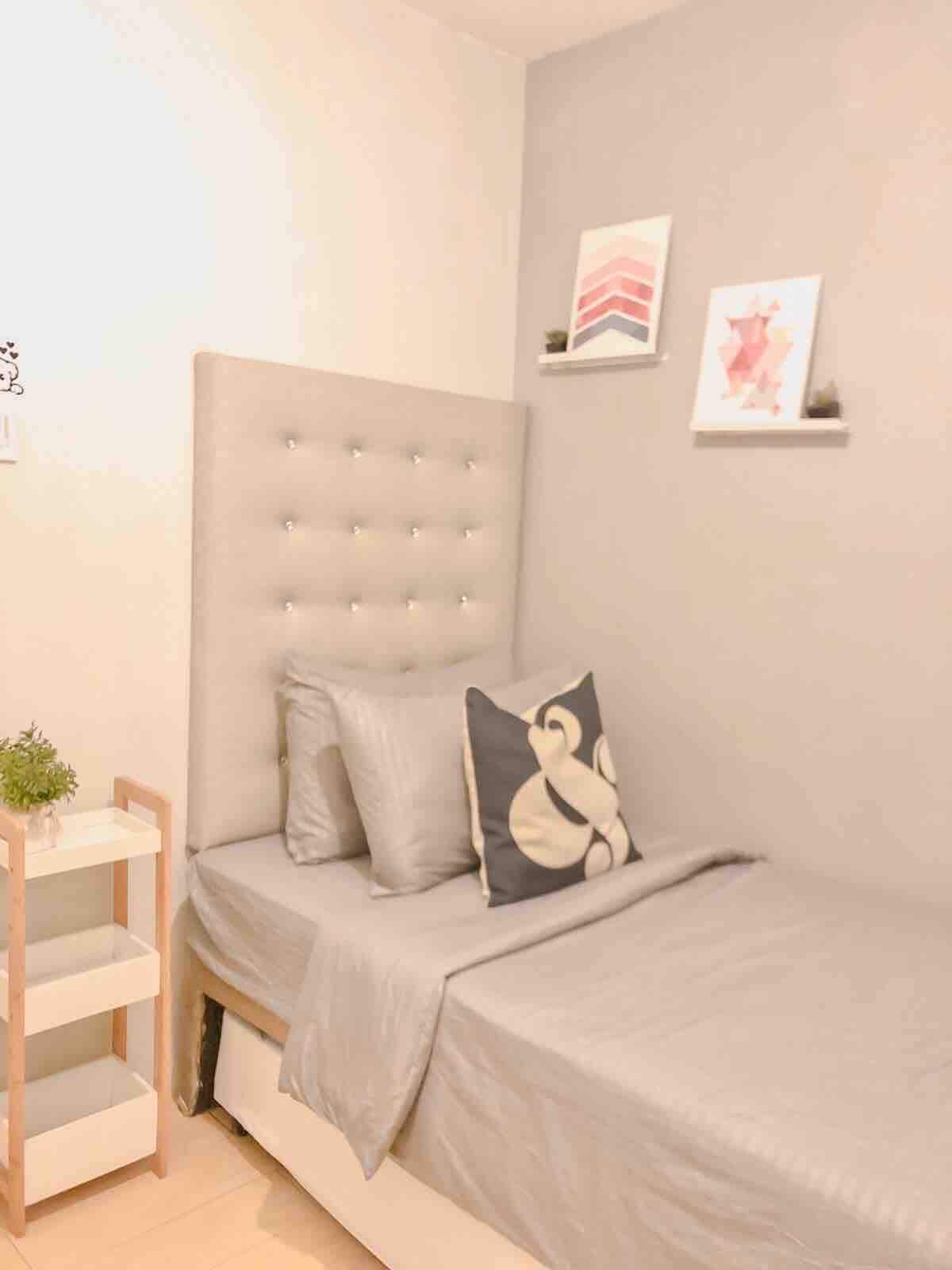 Táto štýlová elegantná spálňa má dvojlôžkovú vysúvaciu posteľ s vysúvacím stolom...